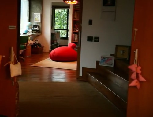 Escada dá acesso ao pavimento superior — Foto: Reprodução/GNT