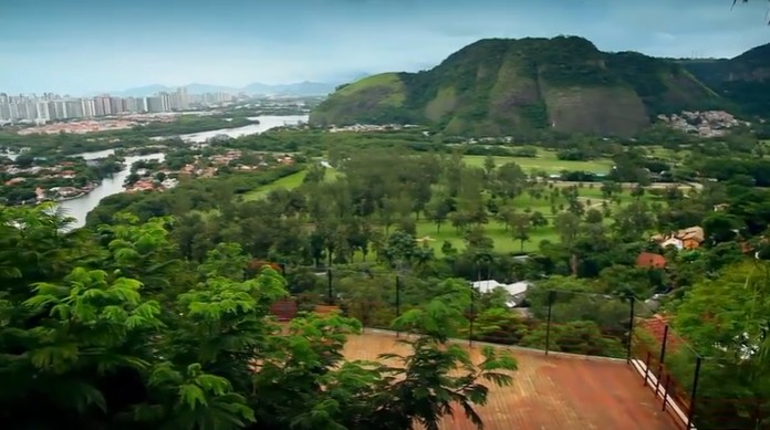 A vista da casa de Caio Blat. É possível ver a Barra da Tijuca — Foto: Reprodução/GNT