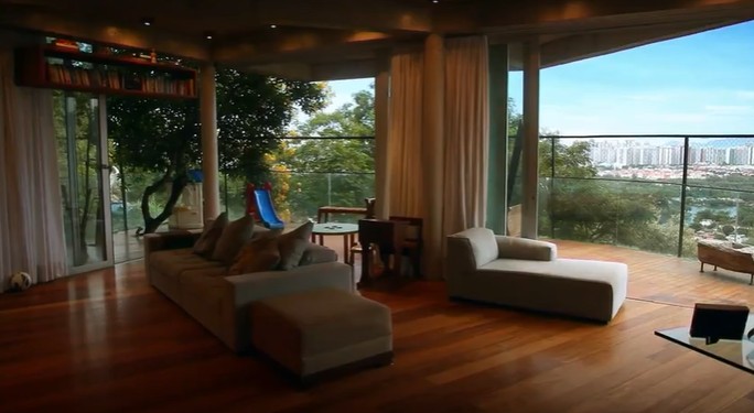 Outro ângulo da sala da casa de Caio Blat — Foto: Reprodução/GNT