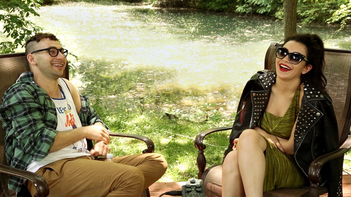 Dispensado por Taylor Swift e Lorde, Jack Antonoff trabalha com Charli XCX