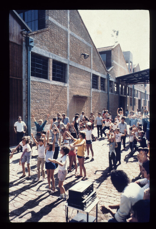 Feitos para brincar: a ludicidade nos projetos de Lina Bo Bardi e Aldo van Eyck - Imagem 11 de 13