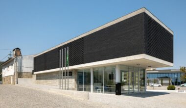 Edifício da Junta de Vermoim foi destaque numa das plataformas de arquitetura mais prestigiadas do mundo