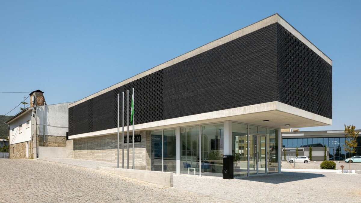 Edifício da Junta de Vermoim foi destaque numa das plataformas de arquitetura mais prestigiadas do mundo