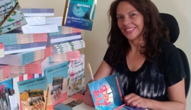 Colega é semifinalista em concurso literário; participe da votação popular online