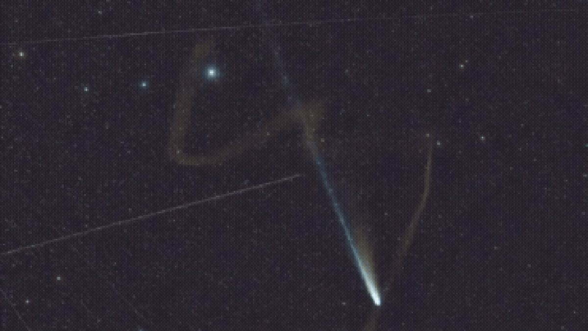 Fotógrafo captura encontro raro entre cometa e estrela cadente no céu da Itália; vídeo