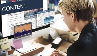 Mulher em frente a um desktop a explorar conteúdo