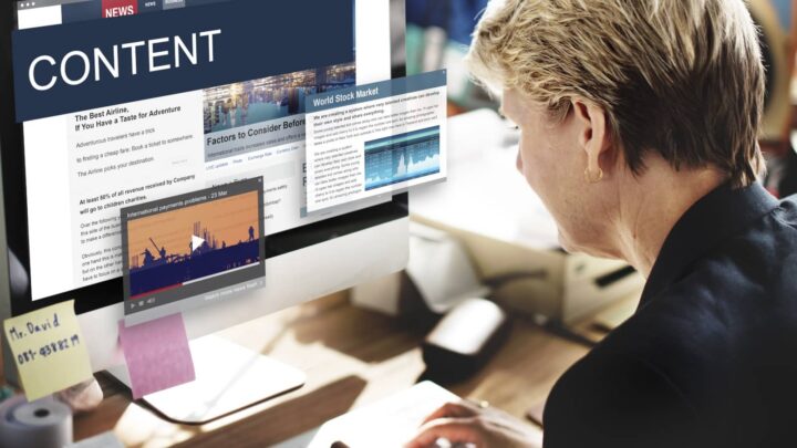 Mulher em frente a um desktop a explorar conteúdo