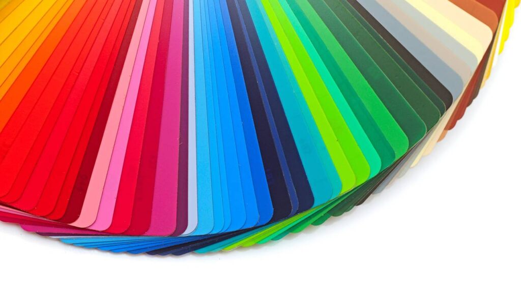 As cores que estão dominando a decoração em 2025 e transformando os ambientes