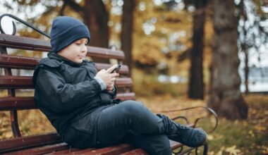 Criança no smartphone, nas redes sociais