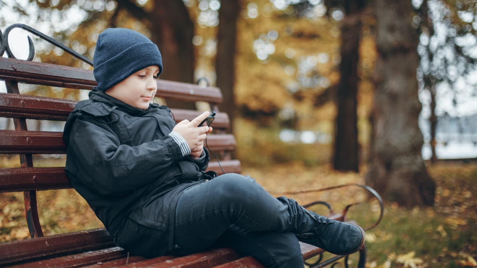 Criança no smartphone, nas redes sociais
