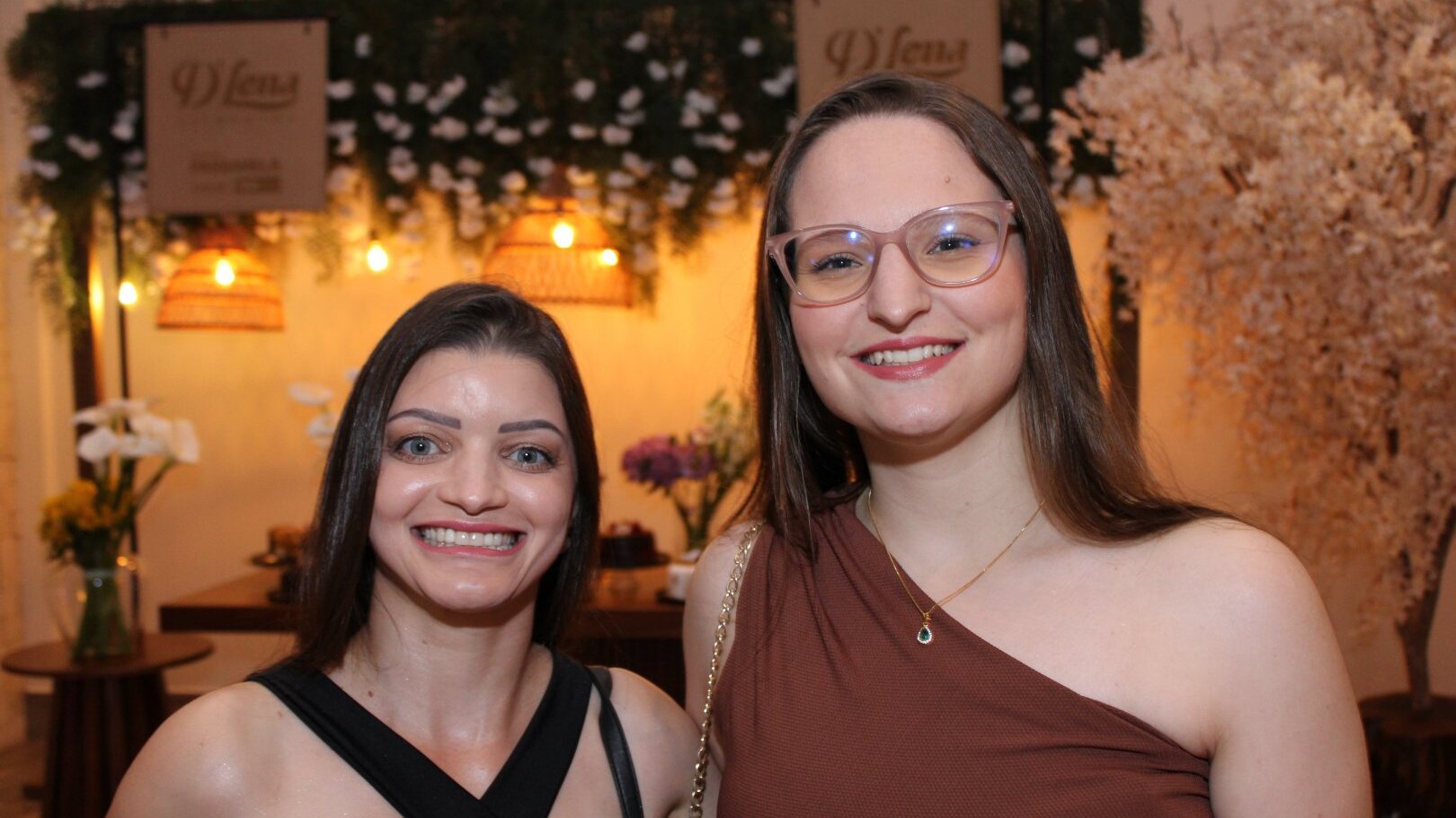 As amigas Letícia e Rayana brilham no Empresário do Ano da ACIC - Rádio Rural