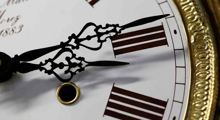 Relógios atrasam uma hora na madrugada de domingo