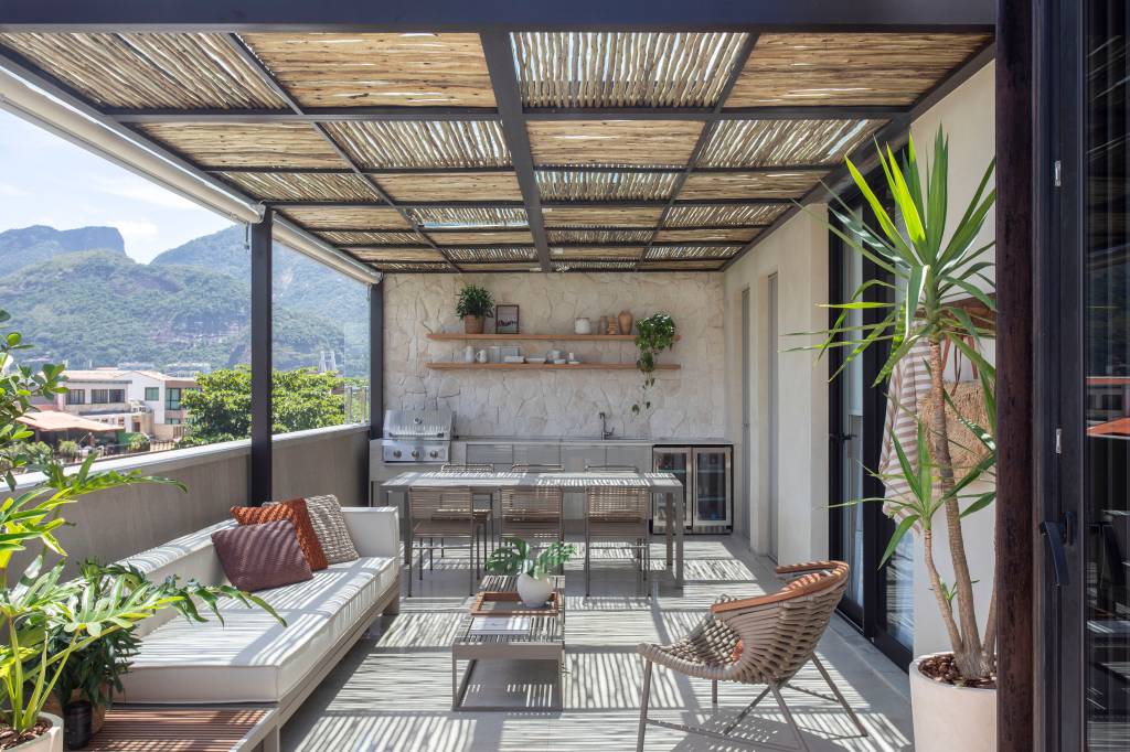 De 260 m² para 400 m²: reforma cria andar extra em cobertura. Projeto de Natalia Lemos.