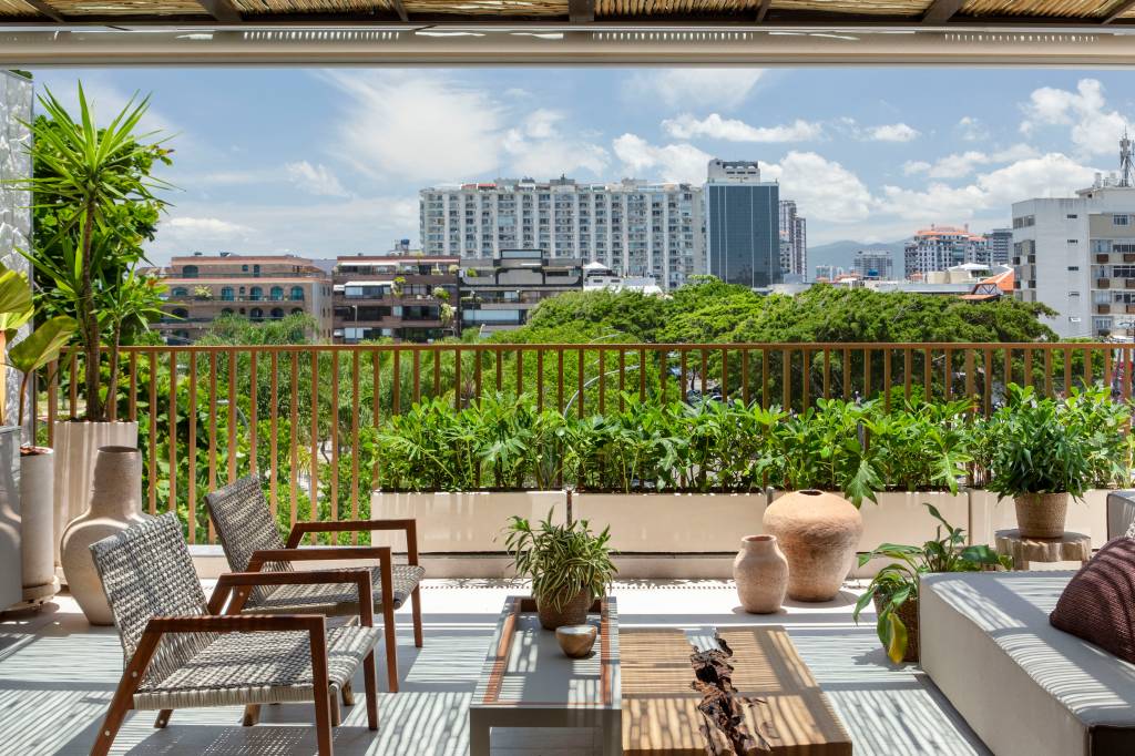 De 260 m² para 400 m²: reforma cria andar extra em cobertura. Projeto de Natalia Lemos.