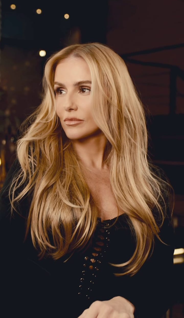 Deborah Secco exibe novo visual 