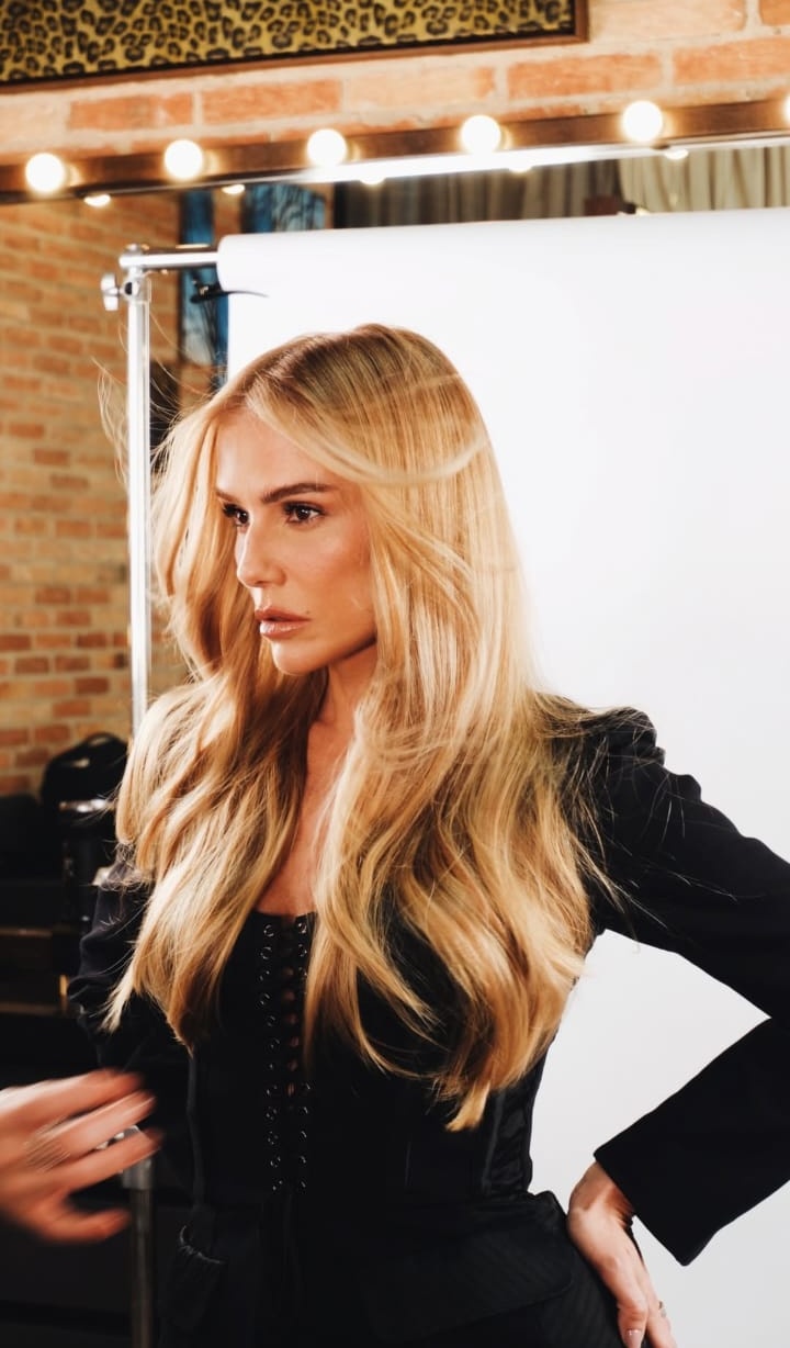 Deborah Secco exibe novo visual 