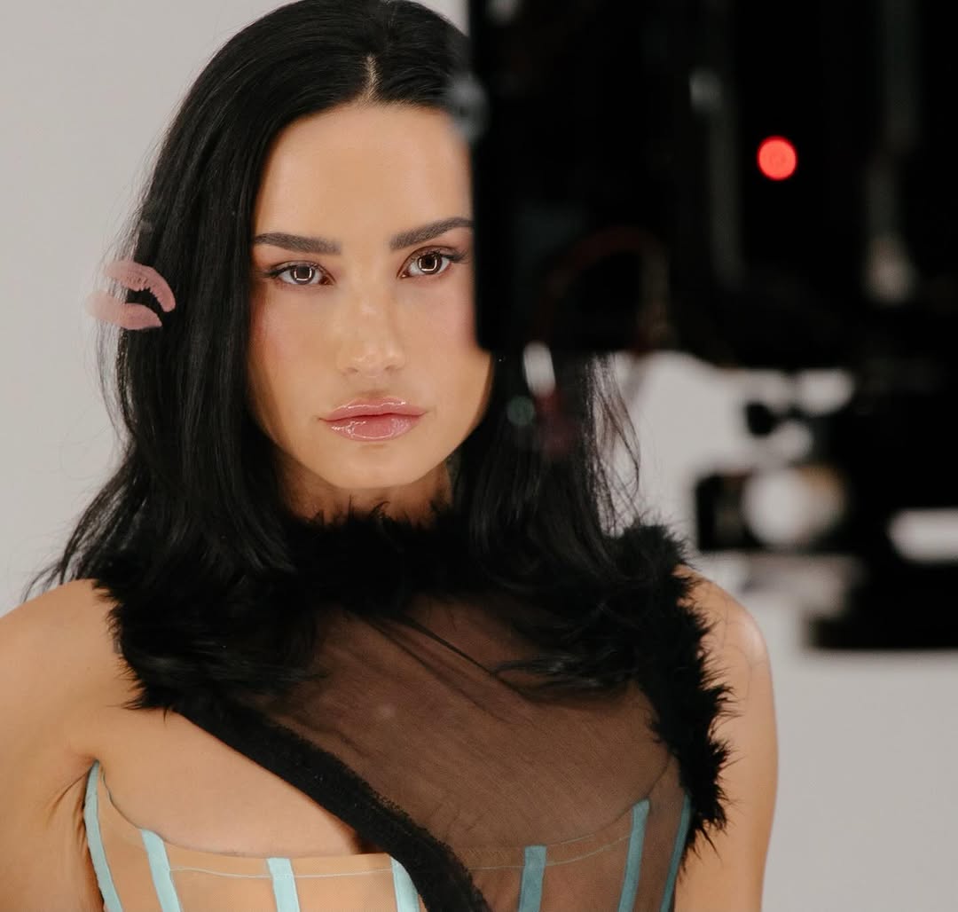 Demi Lovato anuncia novo single: "beijo por diversão, é divertido beijar"
