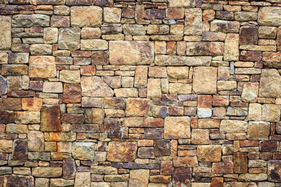 Tarifas dos EUA e dólar fraco encarecem em 40% exportações de pedra portuguesa