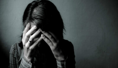 Metade dos jovens adultos sofreram sintomas de ansiedade, 'burnout', ataques de pânico ou depressão no último ano