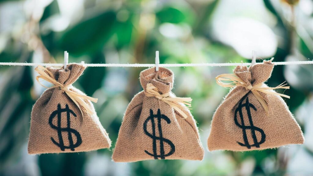 Signos que podem receber boas notícias financeiras ainda neste mês