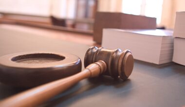 Juiz na Albânia é abatido a tiro no tribunal pelo homem que estava a ser julgado