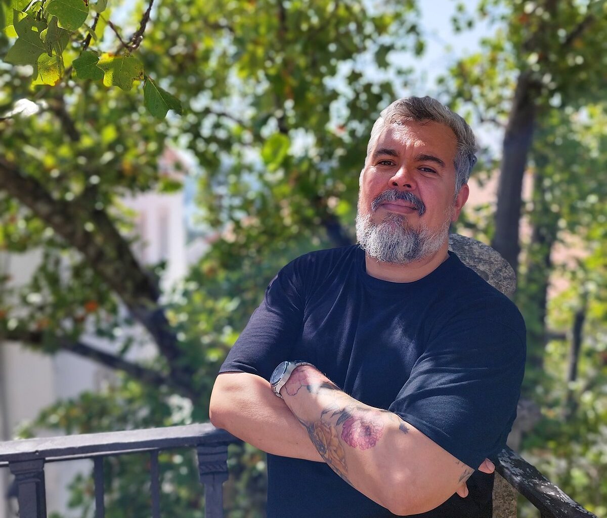 Jean Sartief Concorre ao Jabuti com Capa de 'Desrazão'