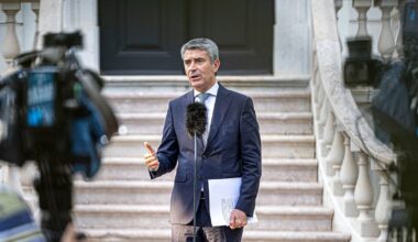 Carneiro deve sugerir à bancada do PS abstenção no Orçamento de Estado 2026 - Diário de Notícias