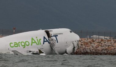 Avião de Carga Sai da Pista e Mata Dois