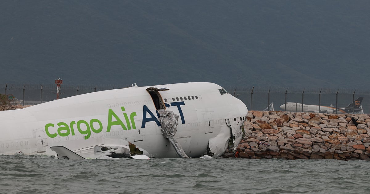 Avião de Carga Sai da Pista e Mata Dois