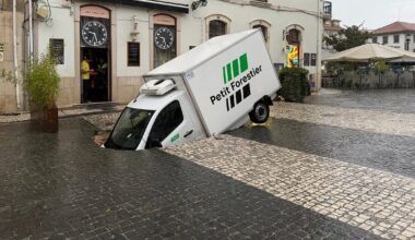 Piso abate na praça central de Leiria devido à chuva e engole viatura - Diário de Notícias