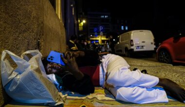 dois anos à procura de um rumo e de como comunicar com os imigrantes