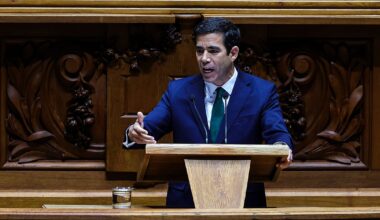 Novo regime de retorno de imigrantes será levado ao Parlamento até dezembro, mas ministro rejeita remigração