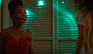 Sofia (Elis Cabral) recebe bronca de Leo (Clara Moneke), que acabará gritando com a menina em