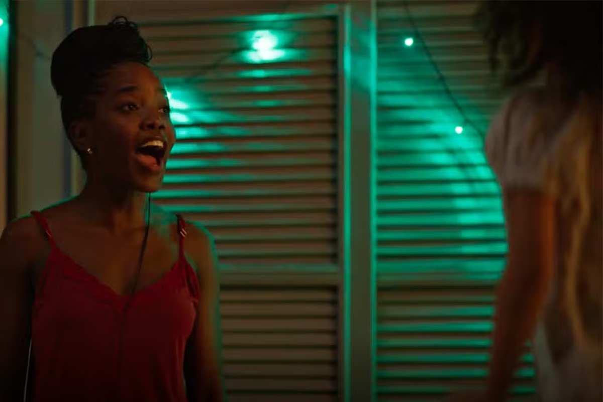 Sofia (Elis Cabral) recebe bronca de Leo (Clara Moneke), que acabará gritando com a menina em