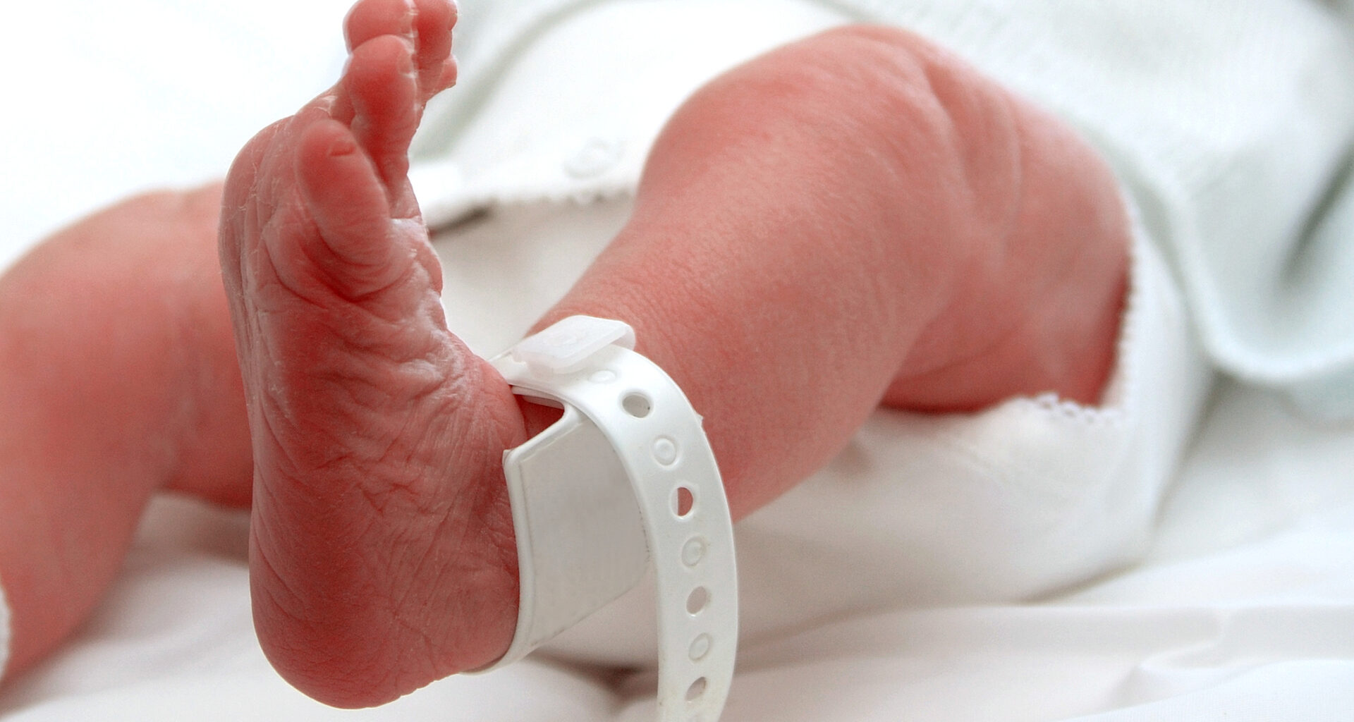 Mãe que abandonou bebé nos bombeiros está a ir às visitas no hospital. Câmaras de videovigilância mostram hesitação e lágrimas