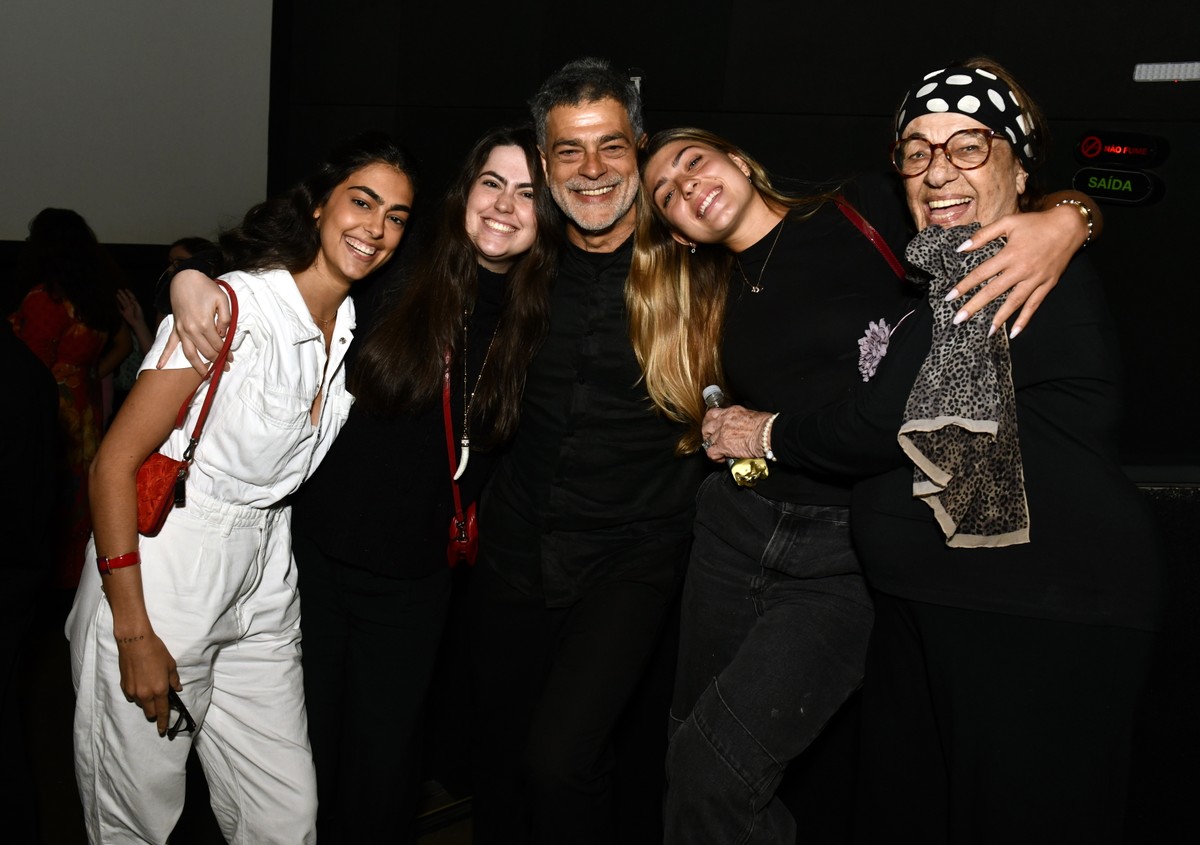 Eduardo Moscovis faz aparição rara com a mãe e as filhas reunidas. Saiba quem são elas
