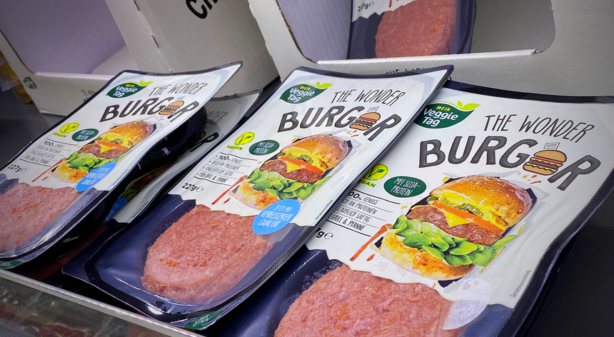 "Uma salsicha é uma salsicha". UE quer proibir palavras associadas a carne em produtos vegetarianos