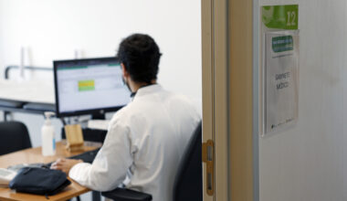 Urina transparente é sinal de hidratação? Será que a cor é mesmo reveladora do estado de saúde?