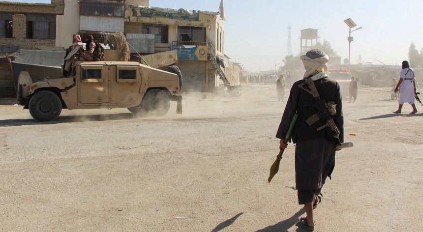 Afeganistão e Paquistão realizam negociações de paz em Doha após intensos combates