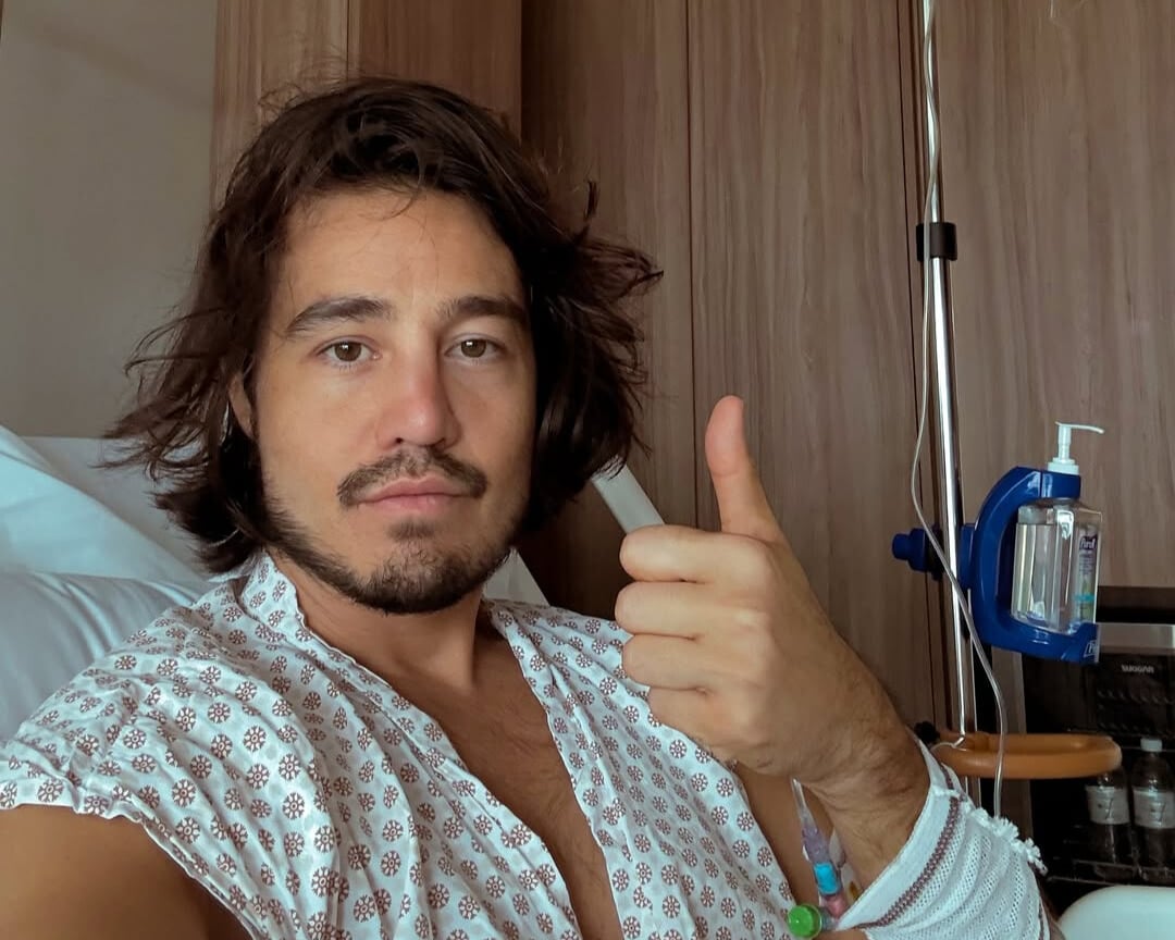 Tiago Iorc é internado às pressas com hérnia de disco e faz alerta