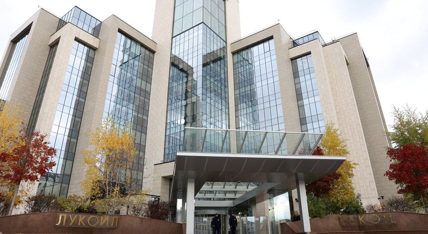 Petrolífera russa Lukoil anuncia venda de ativos estrangeiros após sanções americanas