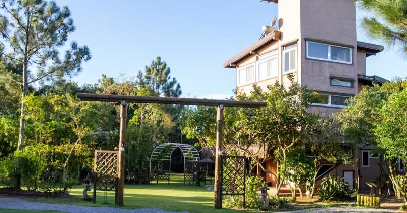 Eco House possui telhado coberto de grama - Reprodução/Kinza/ Airbnb/ ND Mais