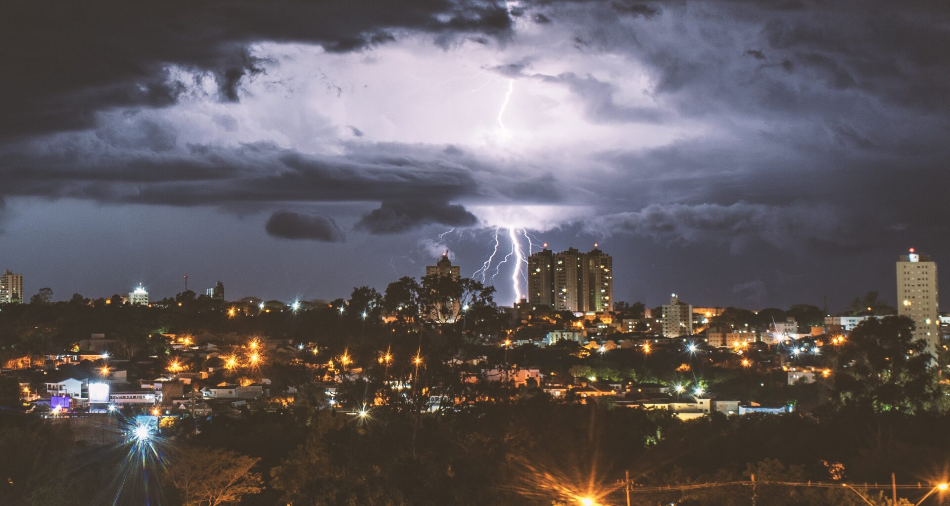 Fotógrafo registra beleza escondida em raios e tempestades no interior de SP