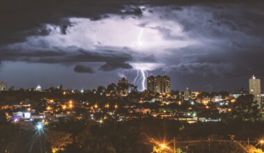 Fotógrafo registra beleza escondida em raios e tempestades no interior de SP