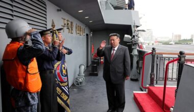 Líder norte-coreano inspeciona novo contratorpedeiro de cinco mil toneladas