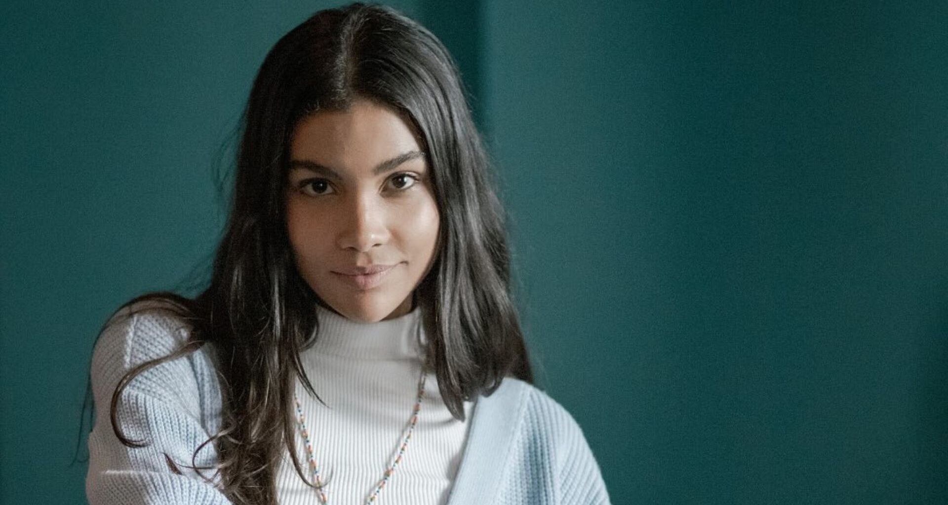 Conheça Ana de Santana, atriz de 'Vermelho Sangue', no Globoplay