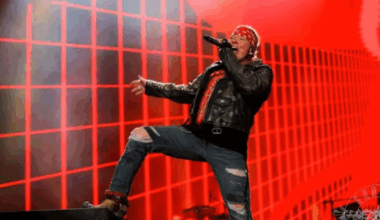 Axl Rose atira microfone e chuta bateria em show do Guns N’ Roses