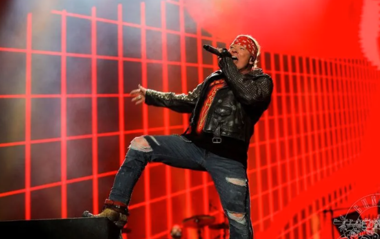 Axl Rose atira microfone e chuta bateria em show do Guns N’ Roses
