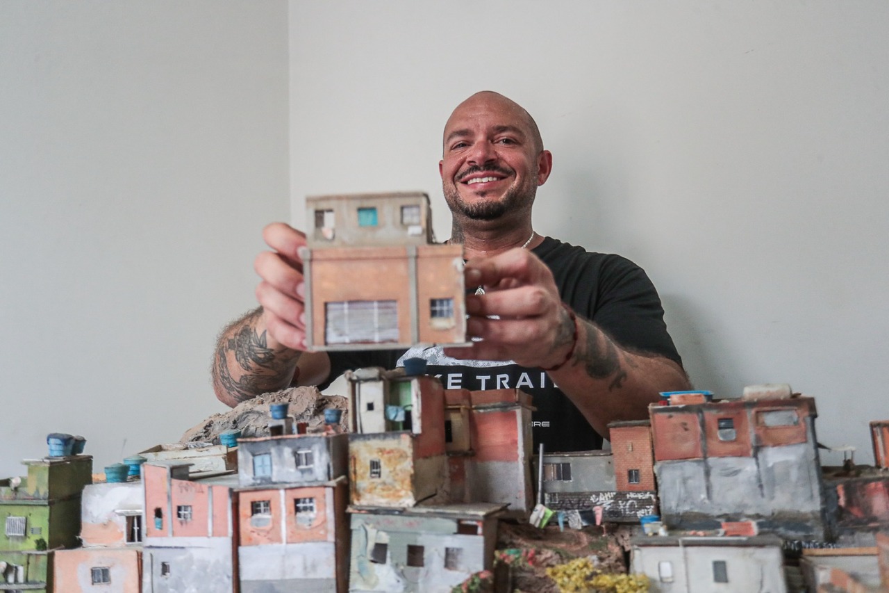 Conheça Diego Paiva, artista que constrói impérios em miniatura