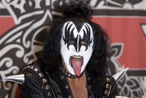 Gene Simmons, ex-vocalista do Kiss, sofre acidente de carro